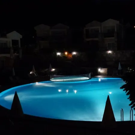 A Luxury 5 Bed With Magnificent Shared Pool Βίλα